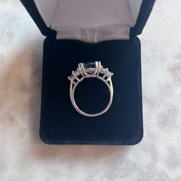 10k White Gold & Blue Topaz Ring - Picture 7 of 8